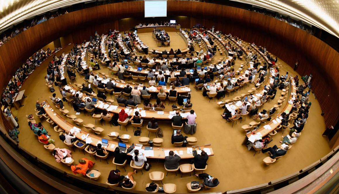 Bildet viser ILOs standardsettingkomité som jobber med konvensjonsteksten om vold og trakassering i arbeidslivet, 2018. Foto: ILO/Crozet/Pouteau